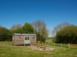 Foot of the Downs Shepherds Hut，位于Woodmancote的露营地