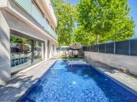 Villa de lujo. Piscina con jacuzzi.