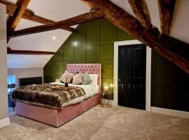 Hamilton-The Cruck Luxury Let