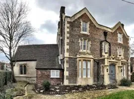 A spacious 1 bedroom in an historic building