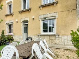 4 Bedroom Gorgeous Home In Jarnac，位于雅尔纳克的酒店