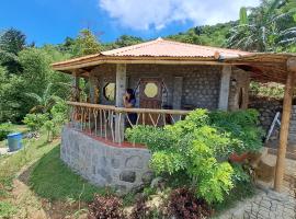 Camiguin Romantic Luxury Stonehouse on Eco-Farm at 700masl，位于曼巴豪的乡村别墅