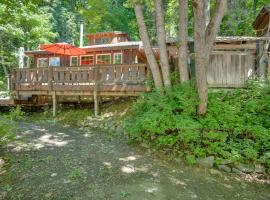 Leavenworth Cabin with Private Hot Tub!，位于莱文沃思的别墅