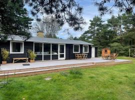 Summer House With Outdoor Sauna At Sjællands Odde，位于Tjørneholm的酒店