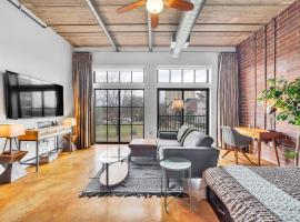 Charming 1BR Condo - Full Kitchen - Uptown Living，位于夏洛特的酒店