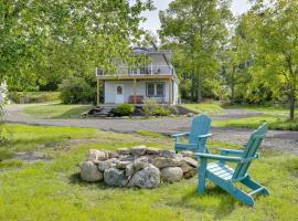 Fire Pit and On-Site Pond Hudson Valley Home!，位于Wappingers Falls的酒店