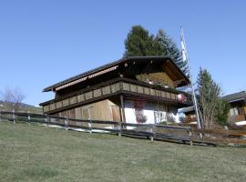 Haus Chalet Beverin，位于Cazis的滑雪度假村