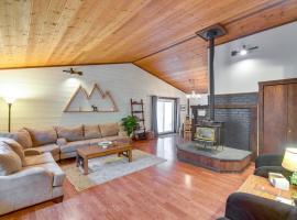 Creekside Cabin Easy Access to i-70 and Slopes!，位于Dumont的酒店