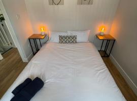 Gable House - Central Crewe - Private room, en-suite bathroom free parking，位于克鲁的酒店