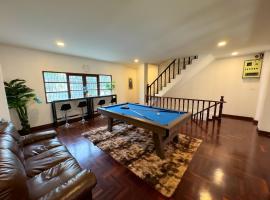 Thonglor 25 Classic Home 5BR/7Beds/14PPL，位于占那县的酒店