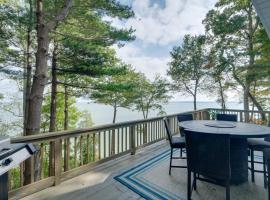Waterfront Views Peaceful Chesapeake Bay Escape，位于Lusby的酒店