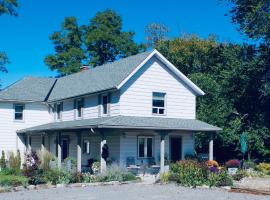 Fells Meadows Farmhouse on Country Property，位于Castleton的酒店