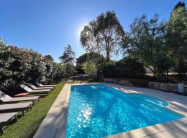 Grand Mas provençal, mer à 200m, parking privé fermé, piscine chauffée，位于圣马克西姆的酒店