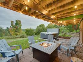 Hermantown Home with Decks, Grill and Hot Tub!，位于Hermantown的乡村别墅