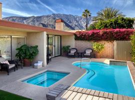 私人别墅管理公司圣丹斯别墅，位于棕榈泉Palm Springs Visitor Center附近的酒店