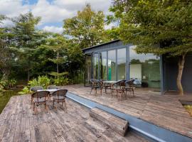 StayVista's Water Song Garden - Lake-Side, Pet-Friendly Villa with Bar, Spacious Lawn & Indoor-Outdoor Games，位于Simrol的酒店