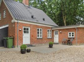 Holiday Home Hodde With Fireplace，位于Tistrup的酒店