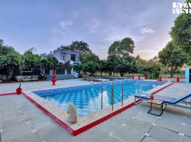 StayVista's Jungle Retreat - Garden-View Villa with Plunge Pool, Terrace & Outdoor Fireplace，位于Bāli的酒店