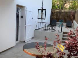 Appartement au calme et belle terrasse，位于Peyroules的酒店