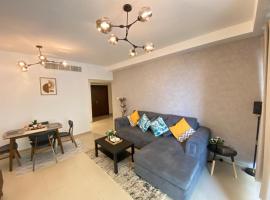 Beach Dream - a luxury 1 bedroom apartment with direct beach access，位于拉斯阿尔卡麦的海滩短租房