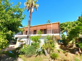 Caparica, V4 House with garden in Lazarim, Caparica，位于阿尔马达的酒店