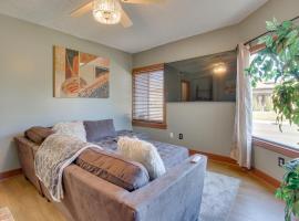 Jetted Tub Dayton Condo, 2 Mi to Oregon District，位于代顿的酒店