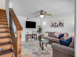 Beachside Duplex off Flagler with FREE garage parking，位于新士麦那海滩的酒店