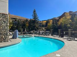 MT CB Base Area with King Bed, Outdoor Hot Tub & Pool，位于克雷斯特德比特的酒店