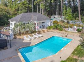 Tranquil Getaway Aiken, SC Cottage with Pool & Spa，位于艾肯的酒店