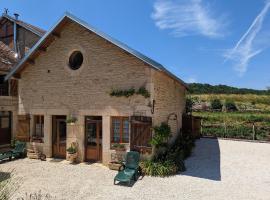 Gîte familial 2 chambres avec piscine, animaux, et vaste terrain à Forcey - FR-1-611-75，位于Forcey的酒店