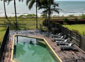 ABSOLUTE BEACHFRONT BLISS - NEWELL BEACH - 10 Metres to the Ocean，位于Newell Beach的度假屋