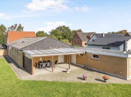 Cozy And Spacious Townhouse In Aars，位于Års的酒店