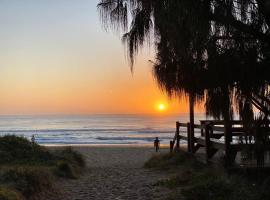 Absolute Beach Front Home -Dogs, Surf, Relax, Bush，位于卡瓦纳华特斯的酒店