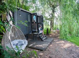 Tiny House met sauna, vrij uitzicht, midden in de natuur，位于Rha的低价酒店