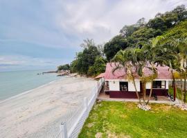 Beach-Front Mini-Chalet - Private Beach Access, KTV, Seaview Pool, BBQ and Beyond!，位于丹绒武雅的酒店