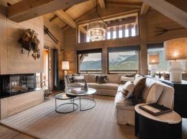 Luxury Megève Chalet, sleeps 8 with Mountain Views and Jacuzzi，位于梅杰夫的乡村别墅