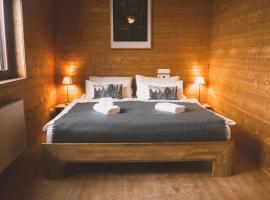 Naturnahes Familienchalet mit Garten - Wifi - Netflix - nur 15 Minuten vom Chiemsee und 35 Minuten von München entfernt，位于Vogtareuth的酒店