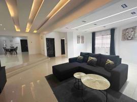 Gilviana Nights - East Legon/ Adjingarnor，位于东勒贡的酒店