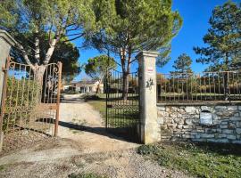 Villa avec Piscine et Vues Imprenables，位于Villars的酒店