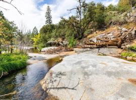 Ponderosa Creekside Retreat，位于马里波萨的酒店