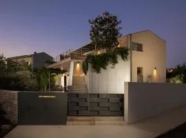 Casa Arbor Blanco with a see view and heated infinity pool