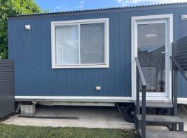 Sweet Cute blue tiny home with Pool and 2 minute drive to the beach，位于卧龙岗的小屋