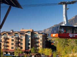 特拉杰克逊霍尔贵族山庄酒店，位于提顿村的带泳池的酒店