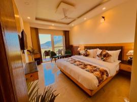Hotel Pinerock & Cafe, Mussoorie - Mountain View Luxury Rooms with open Rooftop Cafe，位于穆索里的酒店