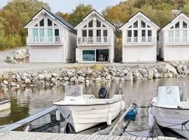 10 person holiday home in Brattvåg