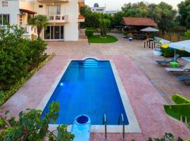 Villa Rea Luxury 5 bdrs with swimming pool，位于克雷马斯蒂的度假屋