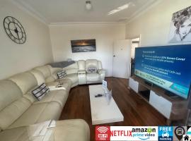 Wollongong station holiday house with Wi-Fi,75 Inch TV, Netflix,Parking,Beach，位于卧龙岗的乡村别墅