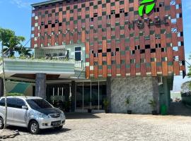 T HOTEL KUALANAMU，位于Lubukpakam的酒店