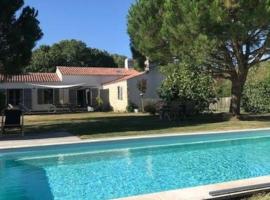 Maison vendéenne à 5 min du bord de mer，位于Saint-Hilaire-la-Forêt的酒店