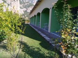 埃莱夫塞里奥旅馆，位于卡拉维塔的酒店